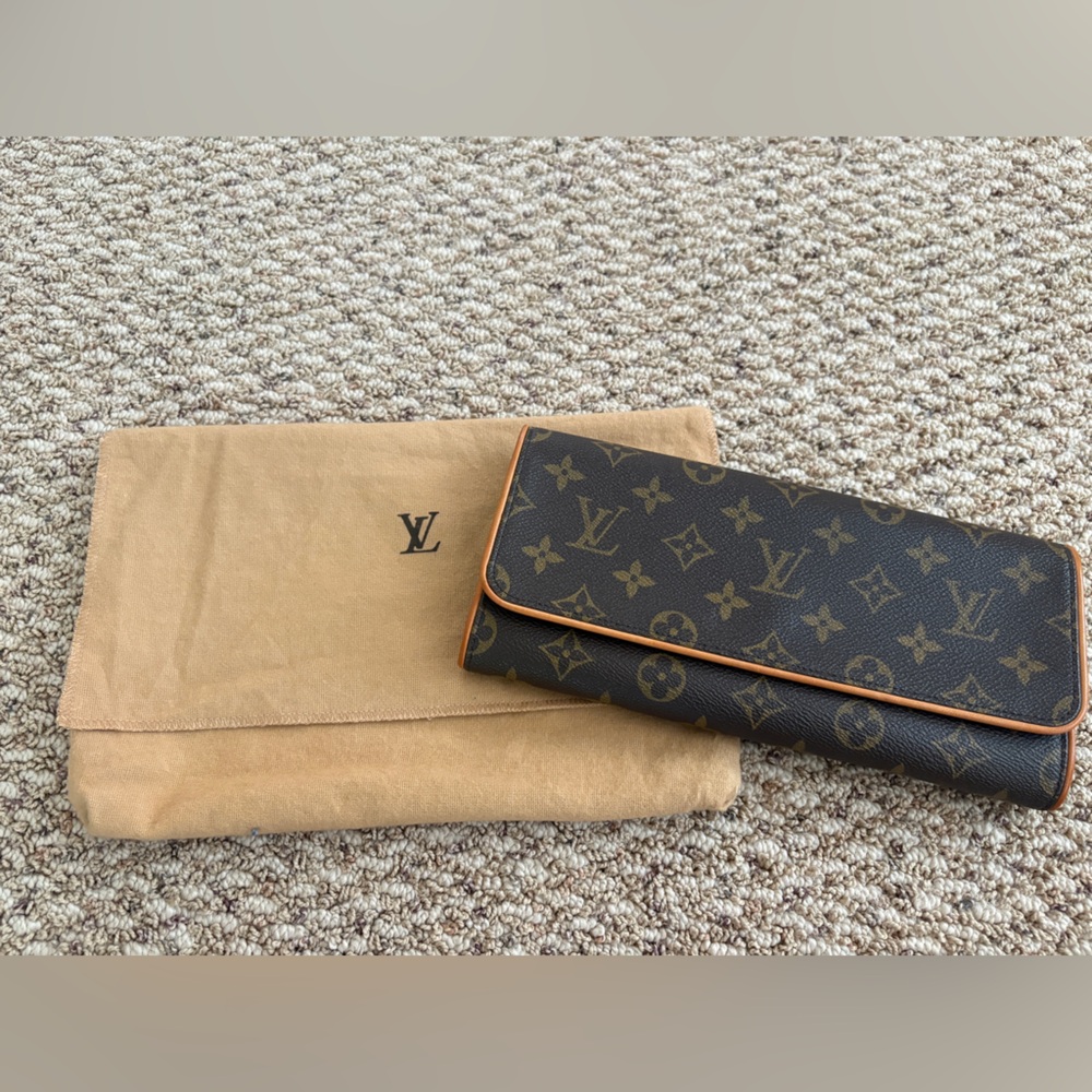 LOUIS VUITTON MONOGRAM crossbody/clutch - excellent condition! Authentic